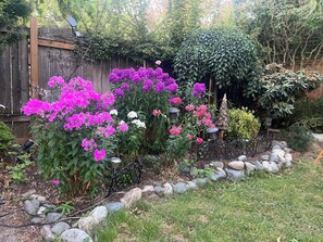 Property grounds - Private Suite w/ Hot Tub | waterfall | 5 Min to Beach | 4 beds | long term stays (Nanaimo)