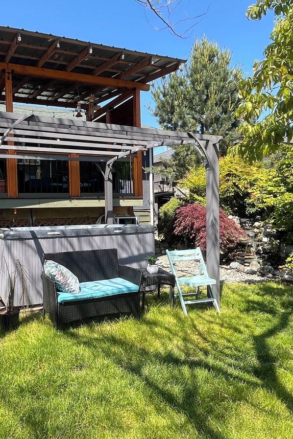 Property grounds - Private Suite w/ Hot Tub | waterfall | 5 Min to Beach | 4 beds | long term stays (Nanaimo)