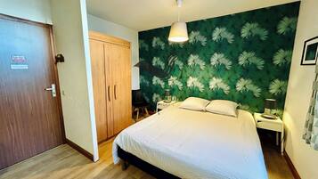 Een strijkplank/strijkijzer, gratis wifi, beddengoed