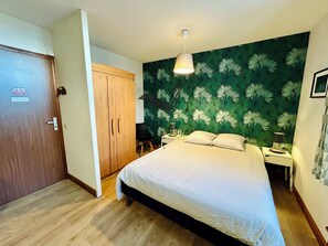 アイロン / アイロン台、WiFi (無料)、ベッドシーツ