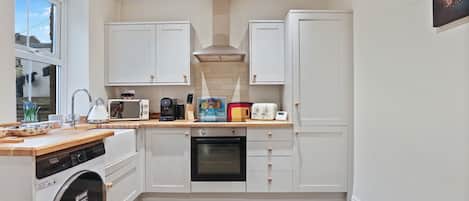 Fridge, microwave, oven, coffee/tea maker