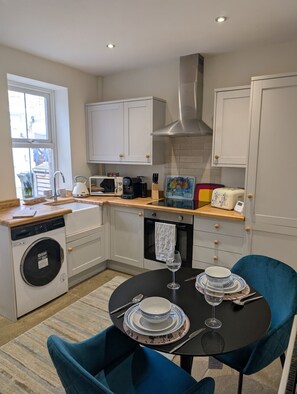 Réfrigérateur, micro-ondes, four, cafetière/bouilloire