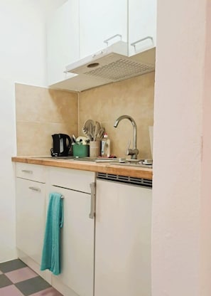 Comfort-Apartment, 3 Einzelbetten, Küche, Gartenblick | Eigene Küche | Kühlschrank, Mikrowelle, Herdplatte, Wasserkocher