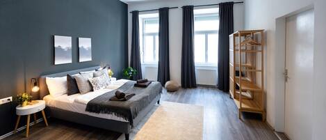 2 camere, una scrivania, ferro/asse da stiro, culla da viaggio