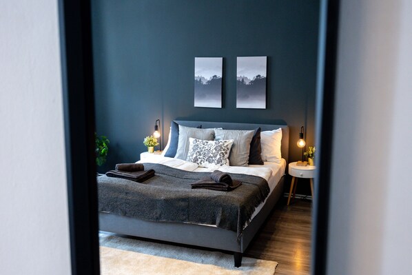 2 chambres, bureau, fer et planche à repasser, lit parapluie