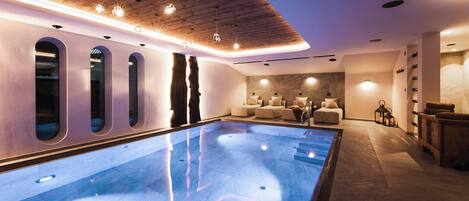 من حمّامات السباحة المغطاة