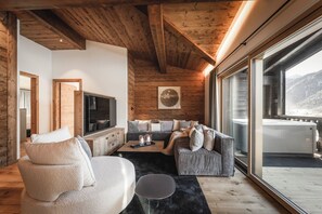 Luxury Penthouse, 3 Bedrooms, Mountain View, Garden Area, With Finnish Sauna | Area keluarga | Televisi layar datar 43-inci dengan saluran TV satelit