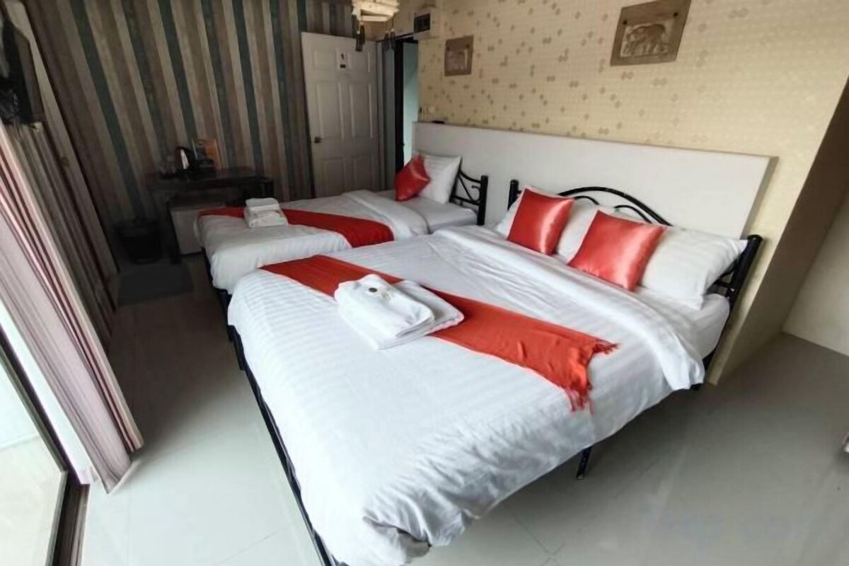 Premium bedding, WiFi (free), bed sheets