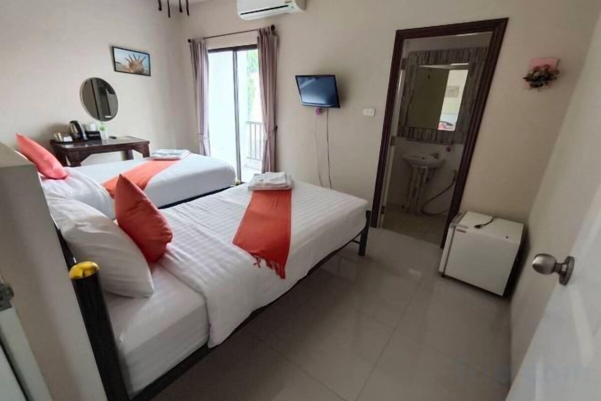 Premium bedding, WiFi (free), bed sheets