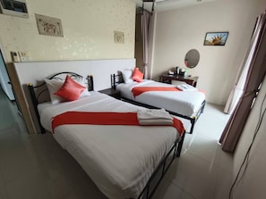Habitación superior con 2 camas individuales, vista a la ciudad | Ropa de cama de alta calidad, wifi gratis y ropa de cama 