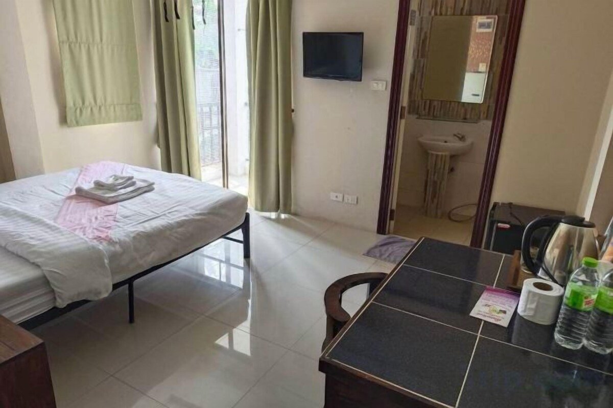 Premium bedding, WiFi (free), bed sheets