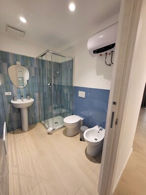 Douche, sĂšche-cheveux, bidet, serviettes fournies
