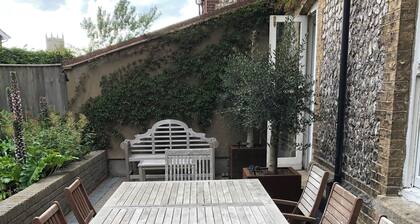 Seaside gem, sea views, south facing garden, parking - Top Spot!!