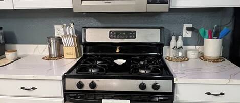 ثلاجة، ميكروويف، فرن، موقد طهي مسطح