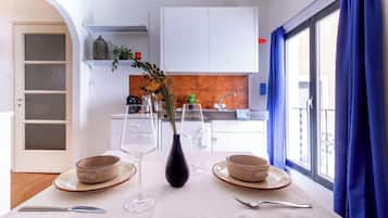 Réfrigérateur, four, plaque de cuisson, bouilloire électrique