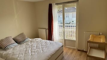 3 bedrooms, iron/ironing board, WiFi, bed sheets