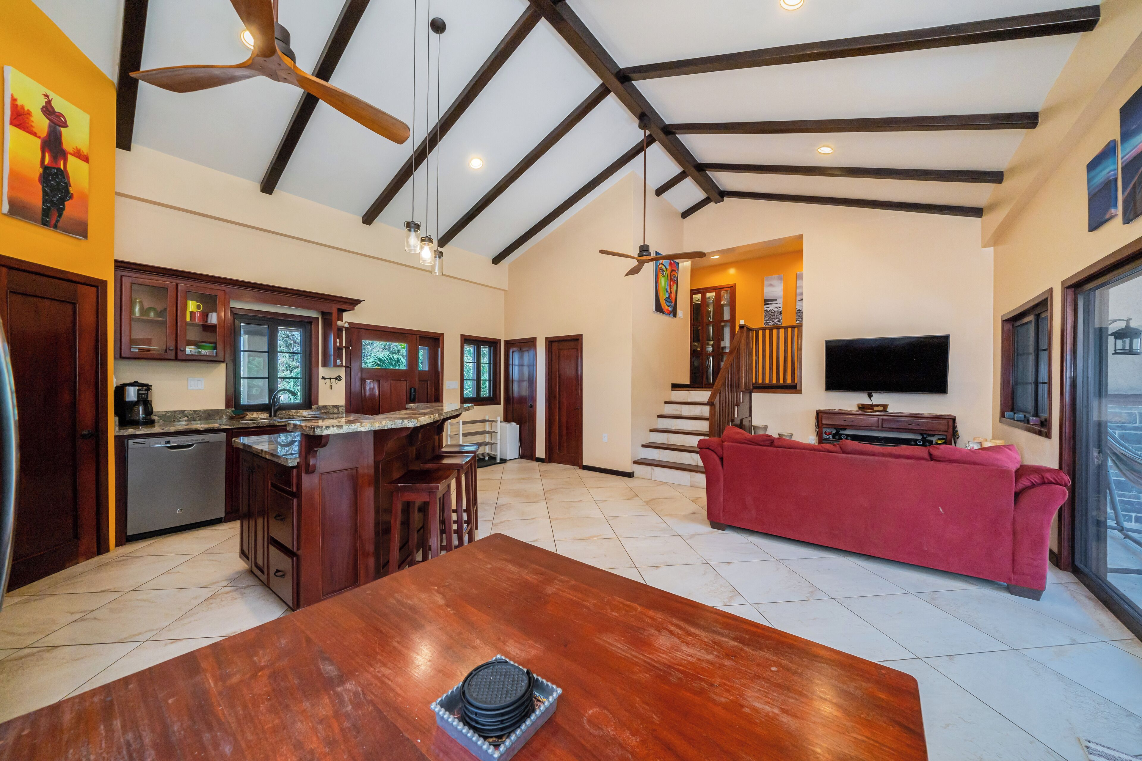 Smart TV, libros y videoteca 