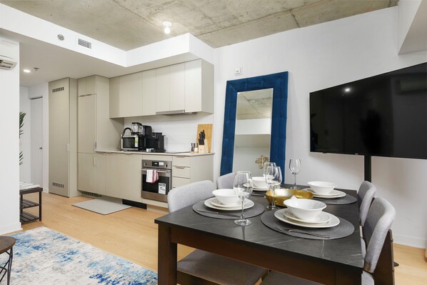 Dining - Chic Hideaway - Downtown Hotspot (Montréal)