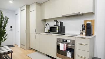 Geladeira, micro-ondas, fogão, cooktop