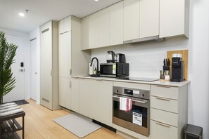 Fridge, microwave, oven, stovetop - Chic Hideaway - Downtown Hotspot (Montréal)