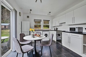 Kühlschrank, Mikrowelle, Ofen, Wasserkocher