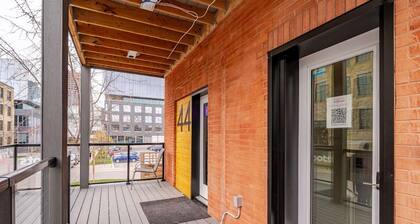 Single Bachelor unit en-suite Across from Google