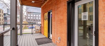 Single Bachelor unit en-suite Across from Google