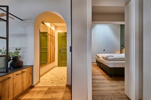 Appartement classique, balcon, vue sur la cour intérieure | Lit de bébé (supplément), accès au Wi-Fi (inclus), literie fournie