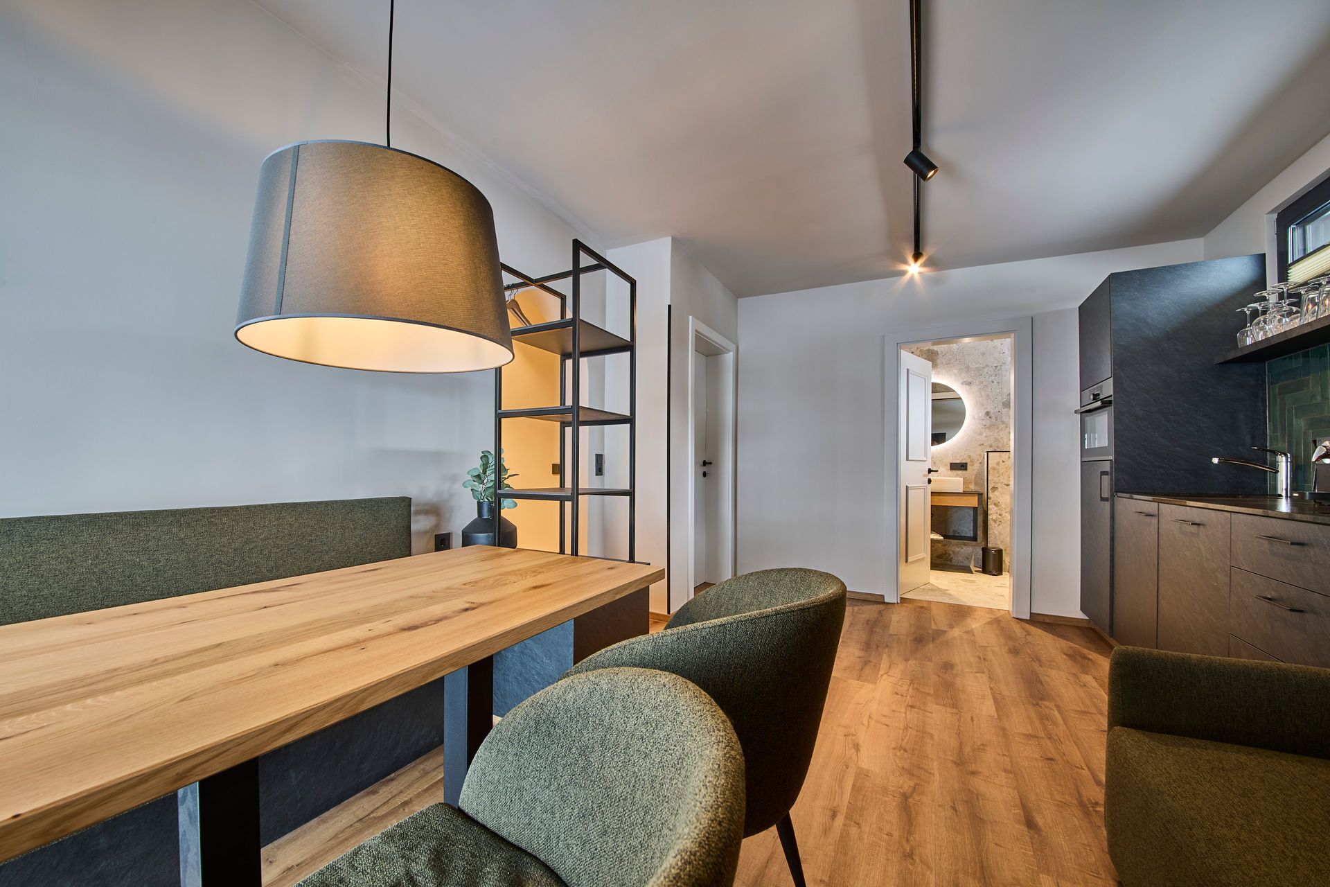 Classic-Apartment, Balkon, Blick auf den Innenhof | Babybetten, kostenloses WLAN, Bettwäsche