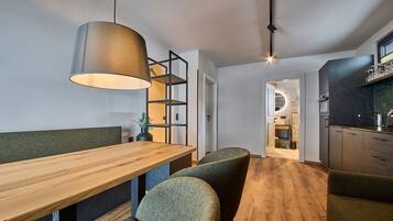 Classic-Apartment, Balkon, Blick auf den Innenhof | Babybetten, kostenloses WLAN, Bettwäsche