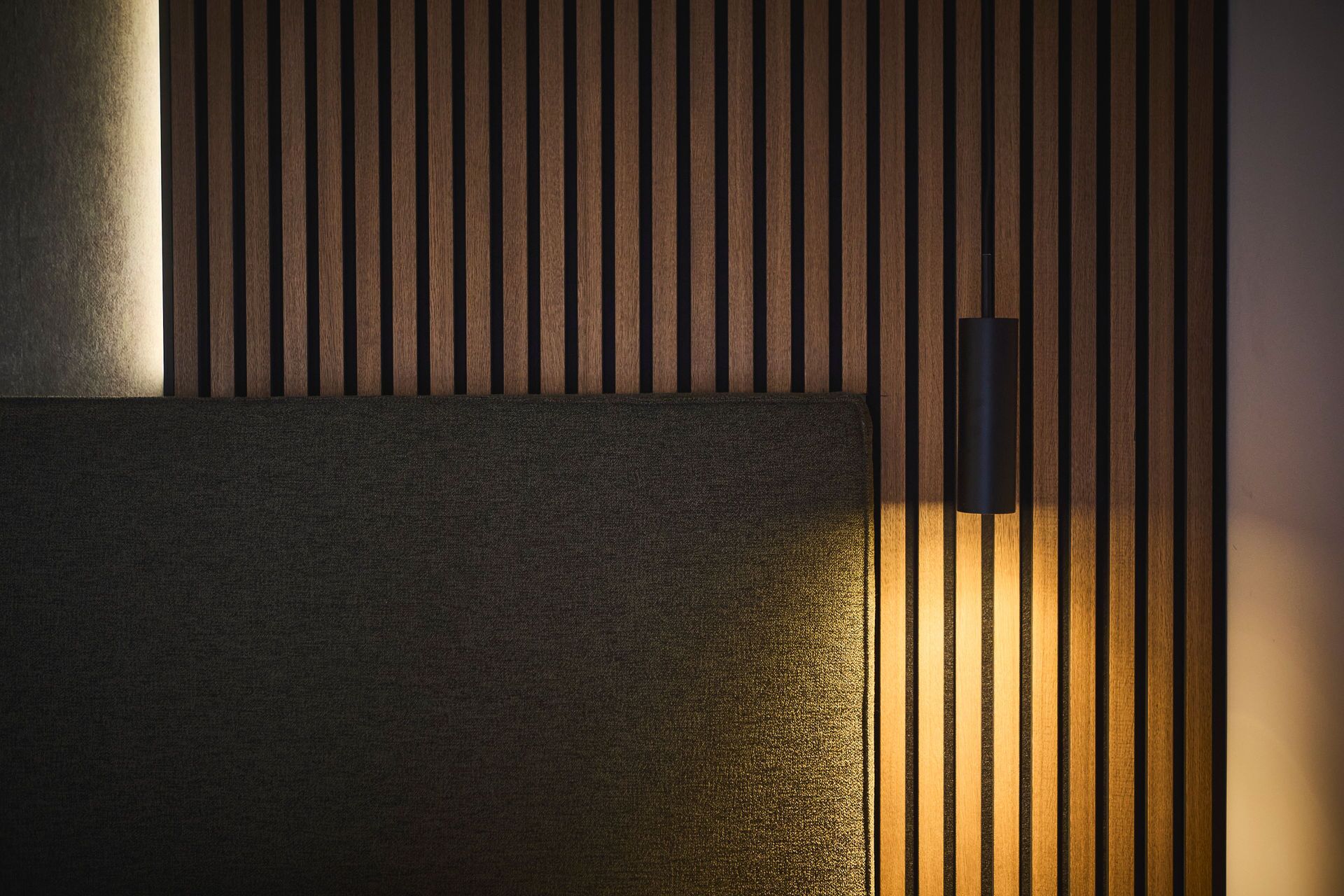 Ein modernes Interieur mit vertikalen Holzlatten und einem strukturierten Boden.