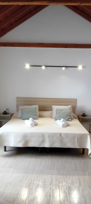 3 makuuhuonetta, silitysrauta/-lauta, Wi-Fi, vuodevaatteet