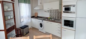 Mikroaaltouuni, uuni, liesi, kahvin-/teenkeitin