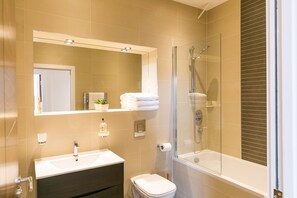 Shower, hair dryer, towels, soap - The Toll House at Riverside Stamford (Stamford)