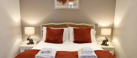 1 slaapkamer, een bureau, een strijkplank/strijkijzer, reisbedje