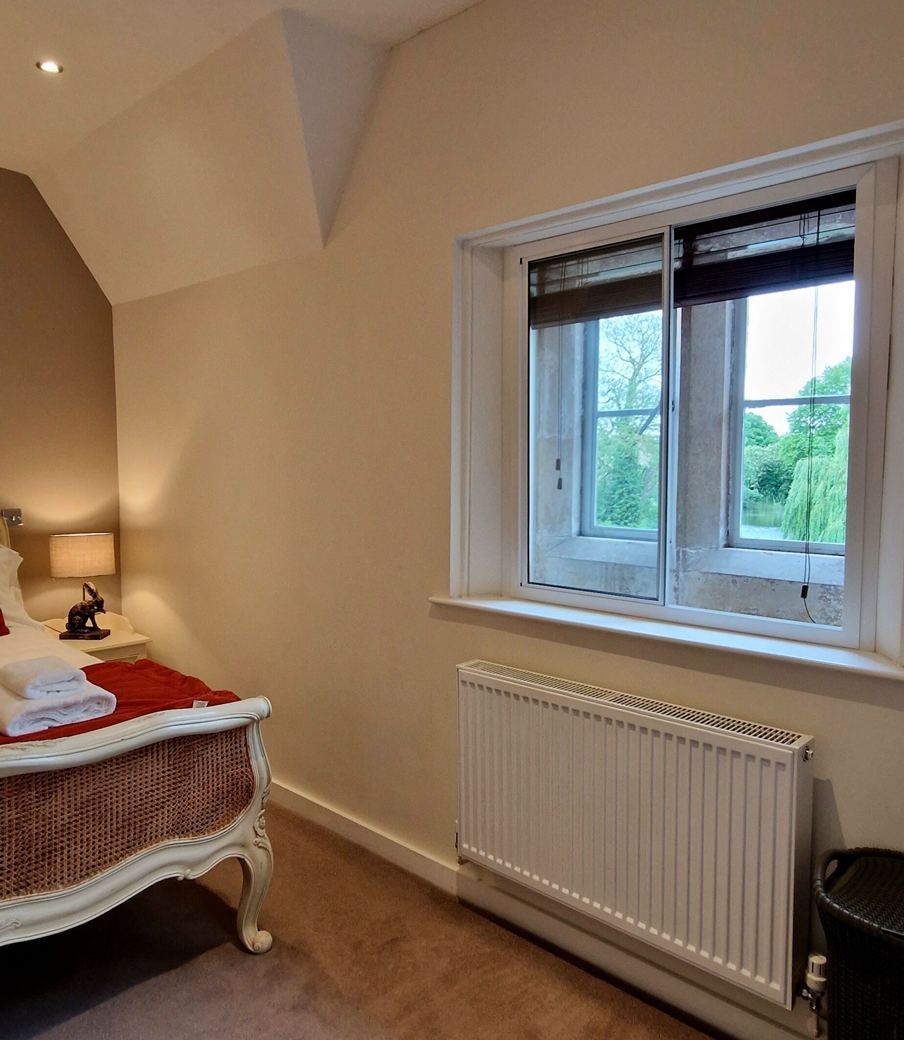 1 makuuhuone, työpöytä, silitysrauta/-lauta, vauvan matkasänky