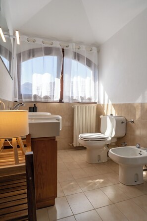 Dusche, Haartrockner, Bidet, Handtücher