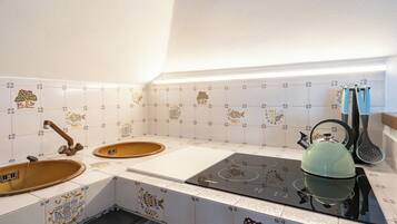 Frigorifero, microonde, piano cottura, macchina per tè/caffè