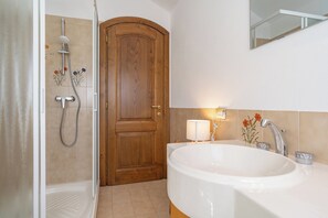 Dusche, Haartrockner, Bidet, Handtücher