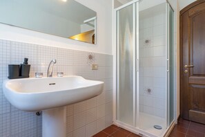 Dusche, Haartrockner, Bidet, Handtücher