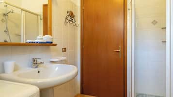 Dusche, Haartrockner, Bidet, HandtĂŒcher