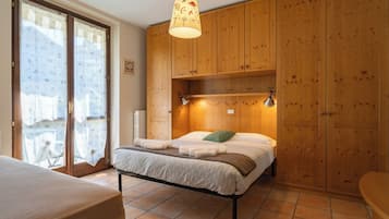 1 habitación, tabla de planchar con plancha, wifi gratis y ropa de cama