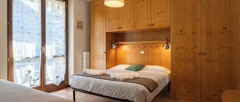 1 dormitorio, tabla de planchar con plancha, wifi gratis y ropa de cama