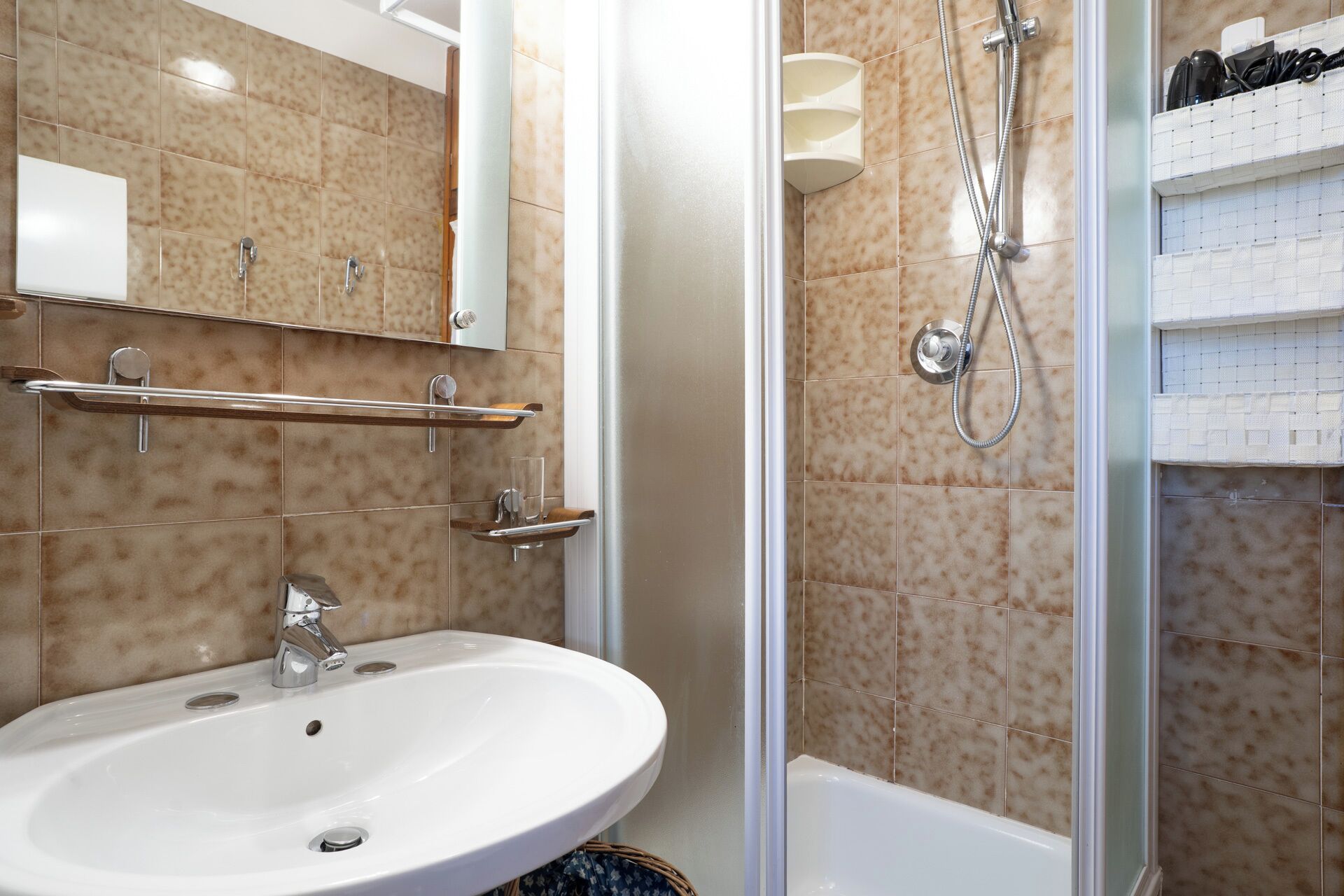 Een douche, een haardroger, handdoeken