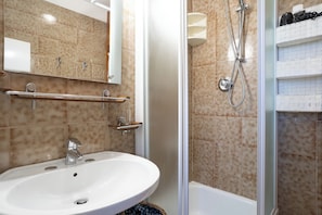 Dusche, Haartrockner, Handtücher