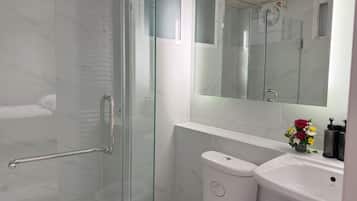 Deluxe Double Room | Bathroom | Towels, soap, shampoo, toilet paper