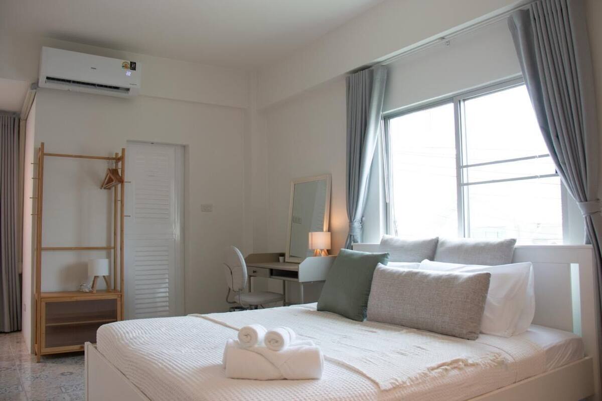 WiFi (free), bed sheets