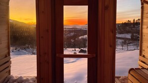 Una baita di legno con una porta centrale e due finestre ad arco.