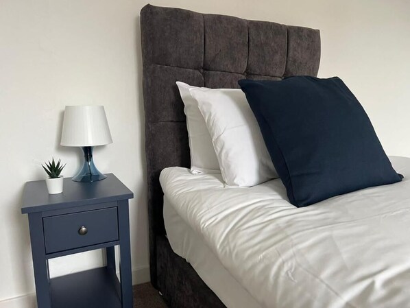 4 bedrooms, iron/ironing board, WiFi