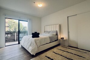 2 室のベッドルーム、デスク、アイロン / アイロン台、旅行用ベビーベッド